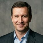Портрет российского предпринимателя из Новосибирска, уверенный взгляд, профессиональная фотосъемка Betonoperevozchik55.